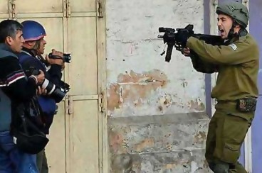 تهديد خبرنگار صدا و سيما در کرانه باختری توسط نظامی صهيونيست