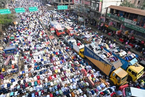 نماز مسلمانان بنگلادشی در یک گردهمایی مذهبی 