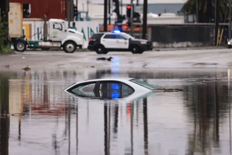 غرق شدن خودروها در سیل کالیفرنیا 