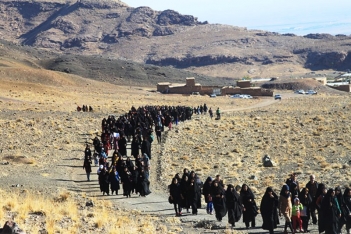 خانواده های کاشانی زیارت فیض آباد کویر را با پای پیاده طی کردند