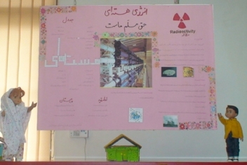 دانش آموزان کاشانی براي مناسبت های سال نشریه دیواری ترسیم می کنند