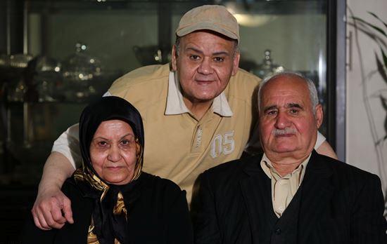 اكبر عبدي به همراه پدر و مادر