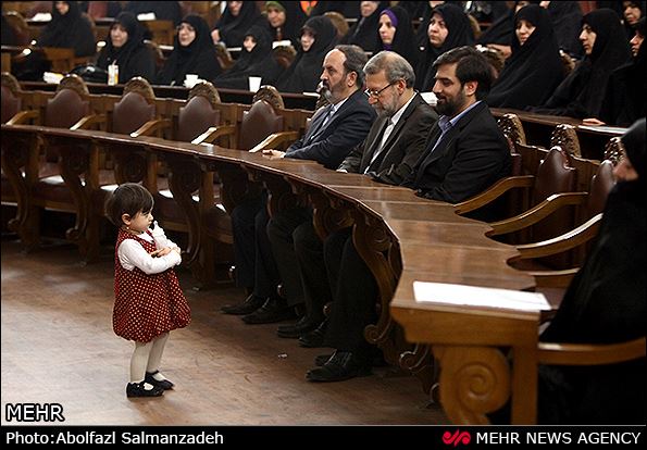 اين كودك از لاريجاني چه مي‌خواهد؟!