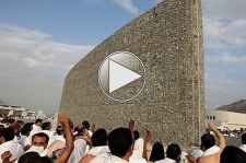 سنگ زدن به شیطان از داخل ماشین