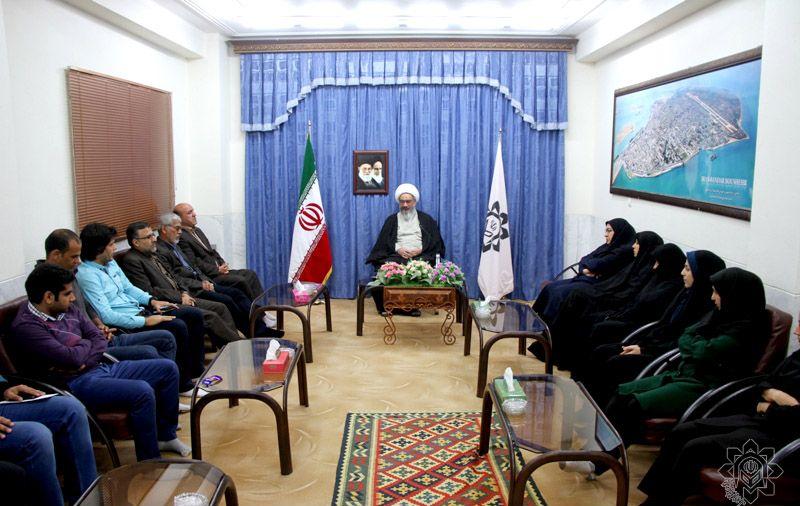 دیدار مسئولین و ورزشکاران هیئت شنای استان با آیت الله صفایی بوشهری