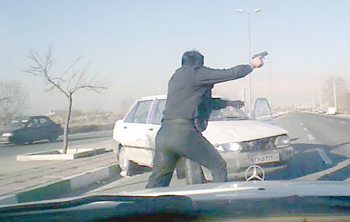 تعقيب و گريز در بزرگراه براي دستگيري 2 دزد پرايد