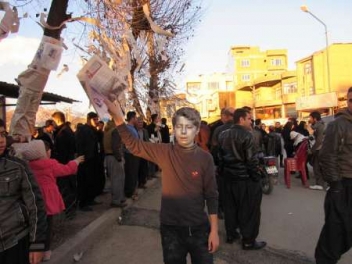 تشویق به روزنامه خوانی با اجرای نمایش پر فرمنس آرت