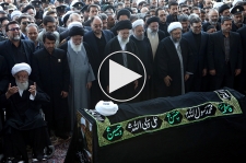 اقامه نماز بر پیکر آیت‌الله واعظ طبسی با حضور رهبر انقلاب