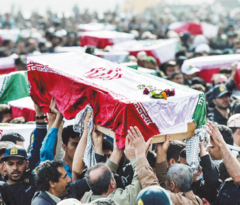 پيکر ۶۸ شهيد دوران دفاع مقدس بر دوش مردم وارد كشور شد پيکر ۶۸ شهيد دوران دفاع مقدس بر دوش مردم وارد كشور شد
