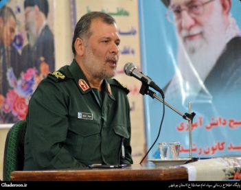 غربی ها سعی دارند ایرانیان را از مسیر معنویت دور کنند
