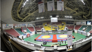 مراسم تقدیر از ورزشکاران کردستانی در سنندج