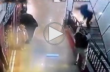 نجات معجزه‌‌آسای کودک در حال سقوط