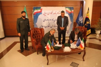 امضای تفاهم نامه مقابله با آلودگی نفتی در دریا میان نیروی دریایی سپاه و دریانوردی