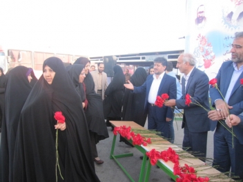 استقبال و گلباران مسئولین اسلامشهری از معلمان منطقه