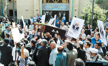 پيكر «حميد» شعر انقلاب از حوزه هنري بدرقه شد پيكر «حميد» شعر انقلاب از حوزه هنري بدرقه شد
