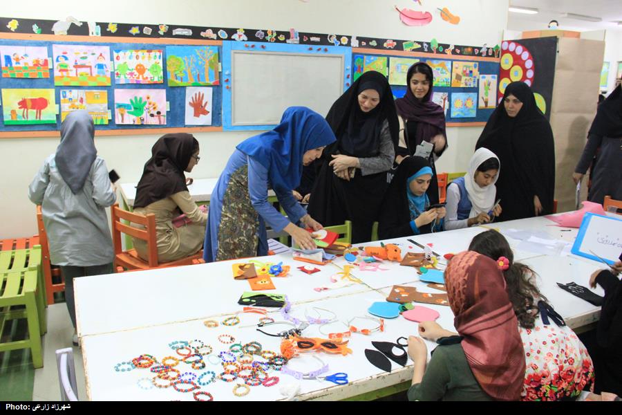 بازدید مدیر کل امور بانوان استانداری ازکارگاه های کارآفرینی کانون کودکان ونوجوانان هرمزگان