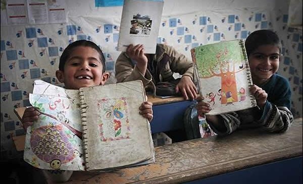 هيچ دانش اموز نيازمندي بدون لباس و كيف به مدرسه نمي رود هيچ دانش اموز نيازمندي بدون لباس و كيف به مدرسه نمي رود