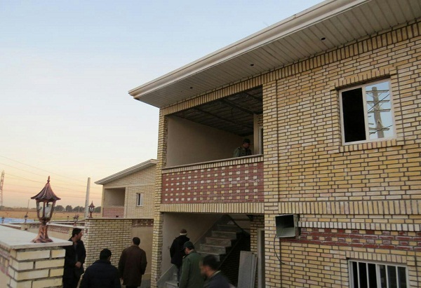 جهادگران بسيجي محروميت را از چهره قلعه سيمون پاک مي کنند جهادگران بسيجي محروميت را از چهره قلعه سيمون پاک مي کنند