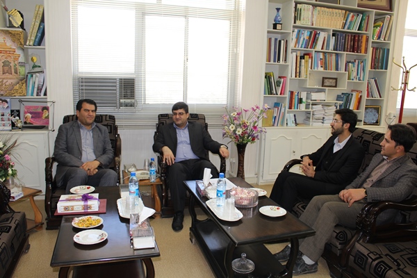 کتابخانه های عمومی از مهمترین مراکز فرهنگی هستند و باید تقویت شوند