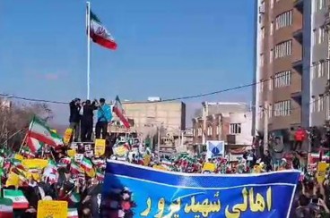 برافراشتن دوباره پرچم ایران در میدان شهر ملایر پس از اهانت آشوبگران