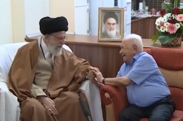 دیدار صمیمی رهبر انقلاب با خانواده شهید مسیحی در شب کریسمس
