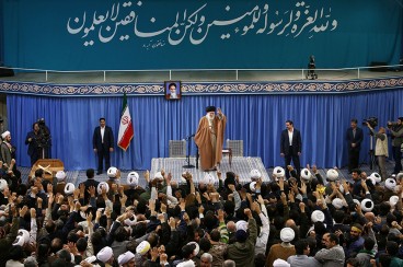 رهبر انقلاب: وقتی دشمن شما را تهدید می کند باید همه کنار هم بایستند