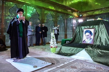 حضور رهبر انقلاب در مرقد مطهر امام راحل و گلزار شهدا