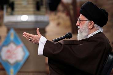 رهبر انقلاب: مدعیان امروز، آن روزها علناً به صدام مواد شیمیایی و بمب می‌دادند