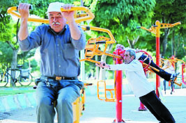 بازنشسته‌ام  ولي  ننشسته‌ام