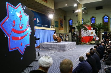 نماهنگی از مراسم شب خاطره دفاع مقدس با حضور رهبر انقلاب