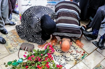حضور پدر شهید کمال کورسل بر سر مزار فرزندش پس از ۳۰ سال