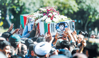 مادر شهيد جنگجو روز تشييع پيكر فرزندش به او ملحق شد مادر شهيد جنگجو روز تشييع پيكر فرزندش به او ملحق شد