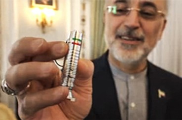 هدیه رئیس سازمان انرژی اتمی به حمید معصومی نژاد
