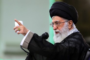 مخالفت شدید رهبر انقلاب با تملق گویی و غلو در برخورد با ایشان