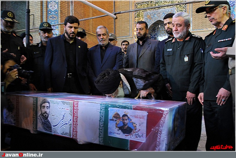حضور رهبر انقلاب در کنار پیکر مطهر شهید حججی