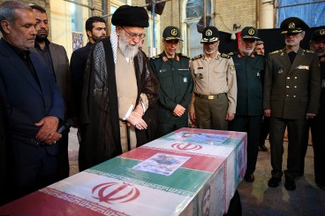 حضور رهبر انقلاب در کنار پیکر مطهر شهید حججی