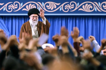 رهبرانقلاب: بچه‌های عزیز من شما میتوانید کشور را به اوج برسانید