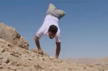 قهرمانی که روی دستهایش می ایستد