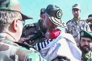 قرائت اذان و اقامه در گوش نوزاد تازه متولد شده در جریان زلزله