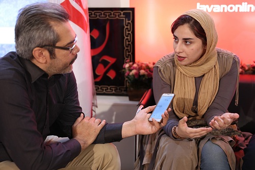 نويسنده و کارگردان نمايش مجلس مختلف خواني در غرفه روزنامه جوان نويسنده و کارگردان نمايش مجلس مختلف خواني در غرفه روزنامه جوان