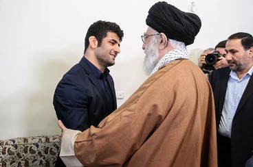 رهبر انقلاب در دیدار علیرضا کریمی: از اقدام شما واقعاً احساس عزت کردم