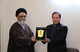 نشان سفیر ورزش همگانی به امام جمعه تبریز اهدا شد