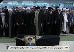 رهبر معظم انقلاب بر پیکر مرحوم آیت‌الله هاشمی‌‌شاهرودی نماز اقامه کردند