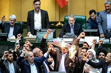 پرچم آمریکا در صحن مجلس به آتش کشیده شد