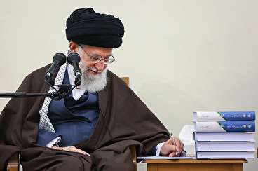 رهبر انقلاب: اگر حوزه علمیه سراغ فلسفه نرود نااهلان متصدی آن می‌شوند