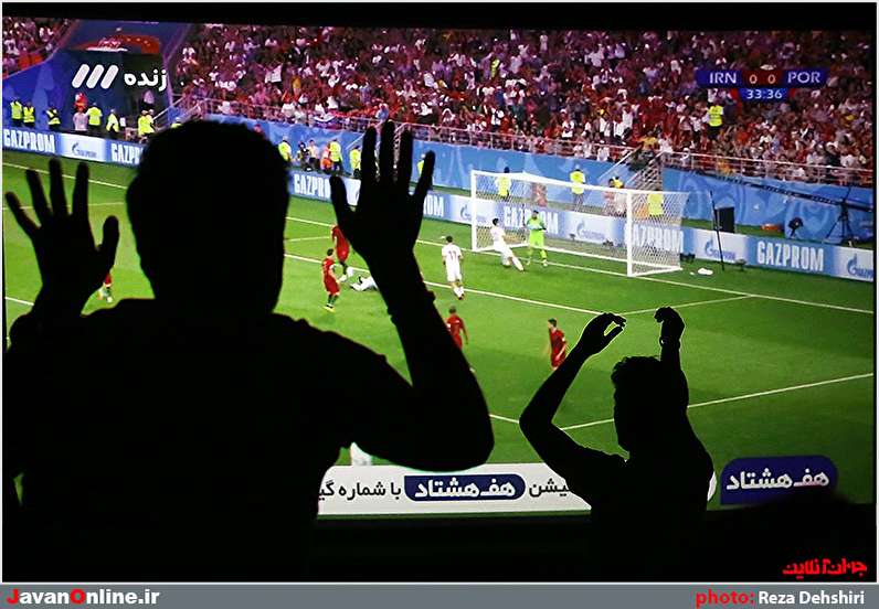 تماشای دیدار تیم‌های فوتبال ایران و پرتغال در پردیس کوروش