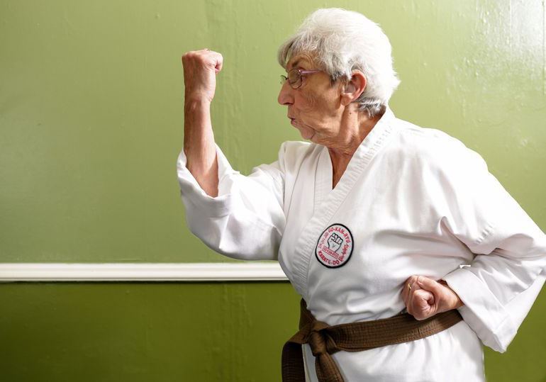 زن ۷۵ ساله کاراته کا