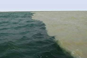 پدیده زیبای دریای دو رنگ در خلیج گواتر