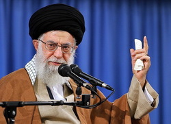 عامل اصلی گرانی و کاهش ارزش پول ملی مسائل مدیریتی است نه تحریم/ در همین قضیه‌ی ارز و سکه بر اثر برخی بی‌تدبیری‌ها ارز کشور رفت/ آمریکا زیر وعده‌هایش زد، چرا باید با آنها مذاکره کرد