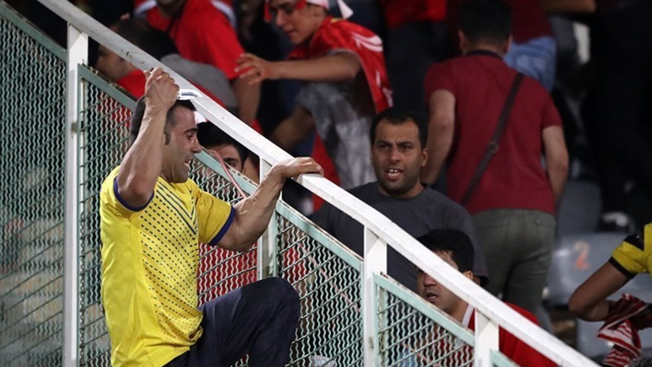 اظهارنظر عجیب هوادار چاقوکش در ورزشگاه آزادی!